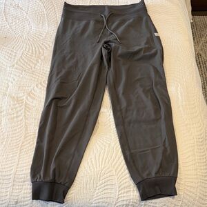 Vuori Daily Jogger in Dark Olive, size M